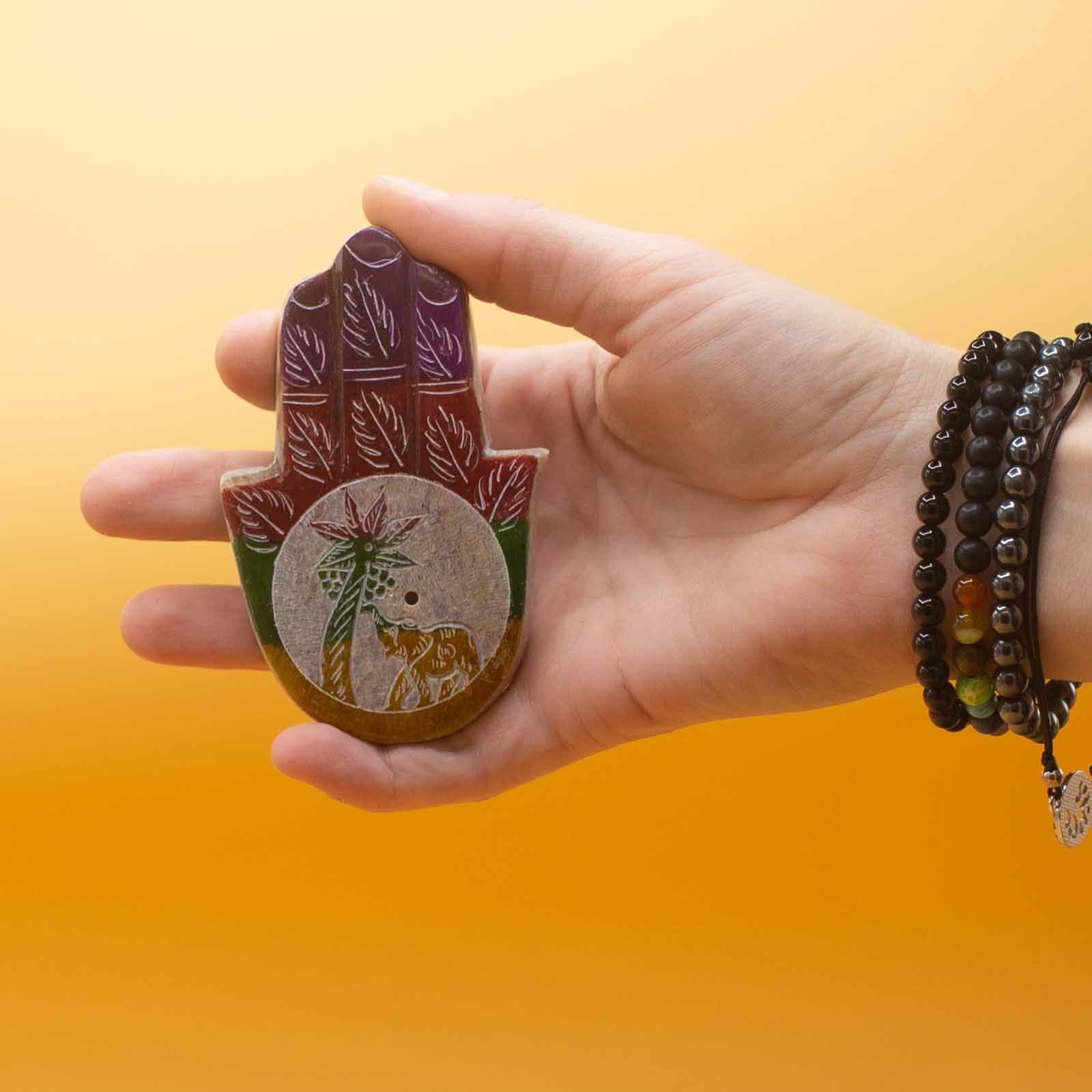 Porte-encens en stéatite — Main de Fatma, éléphant et palmier, 9 × 6 cm
