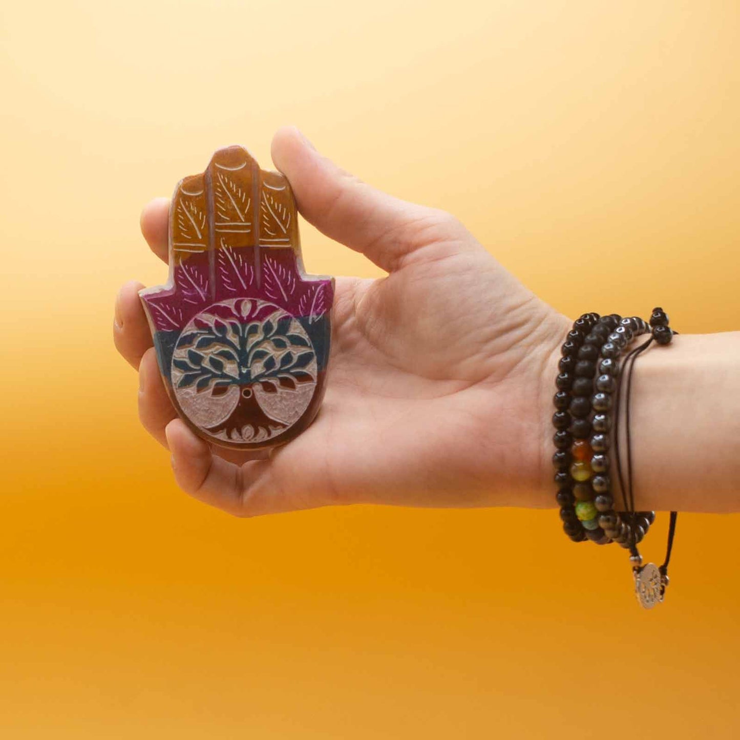 Porte-encens en stéatite — Main de Fatma et arbre de vie, 9 × 6 cm — vue 2
